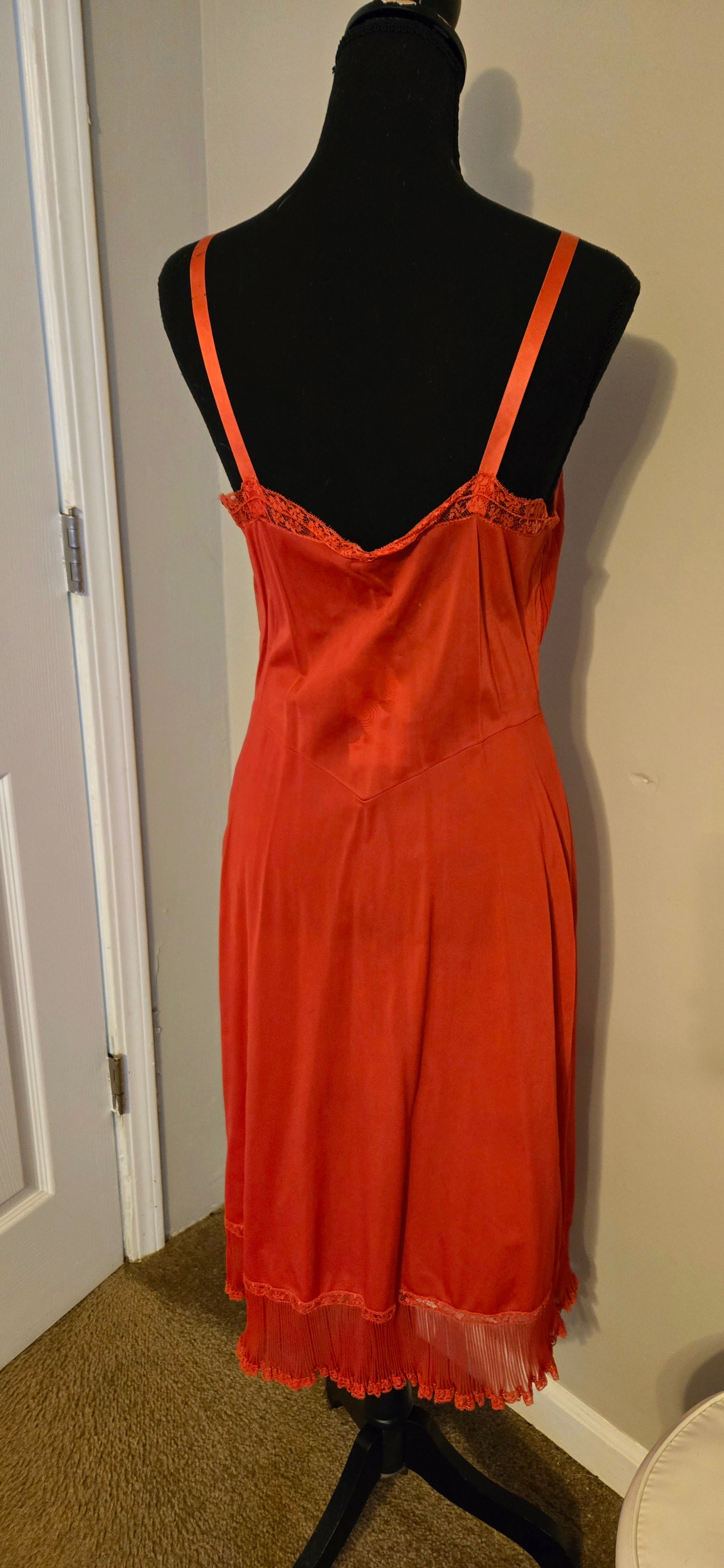 Shadowing Tricot Red Slip