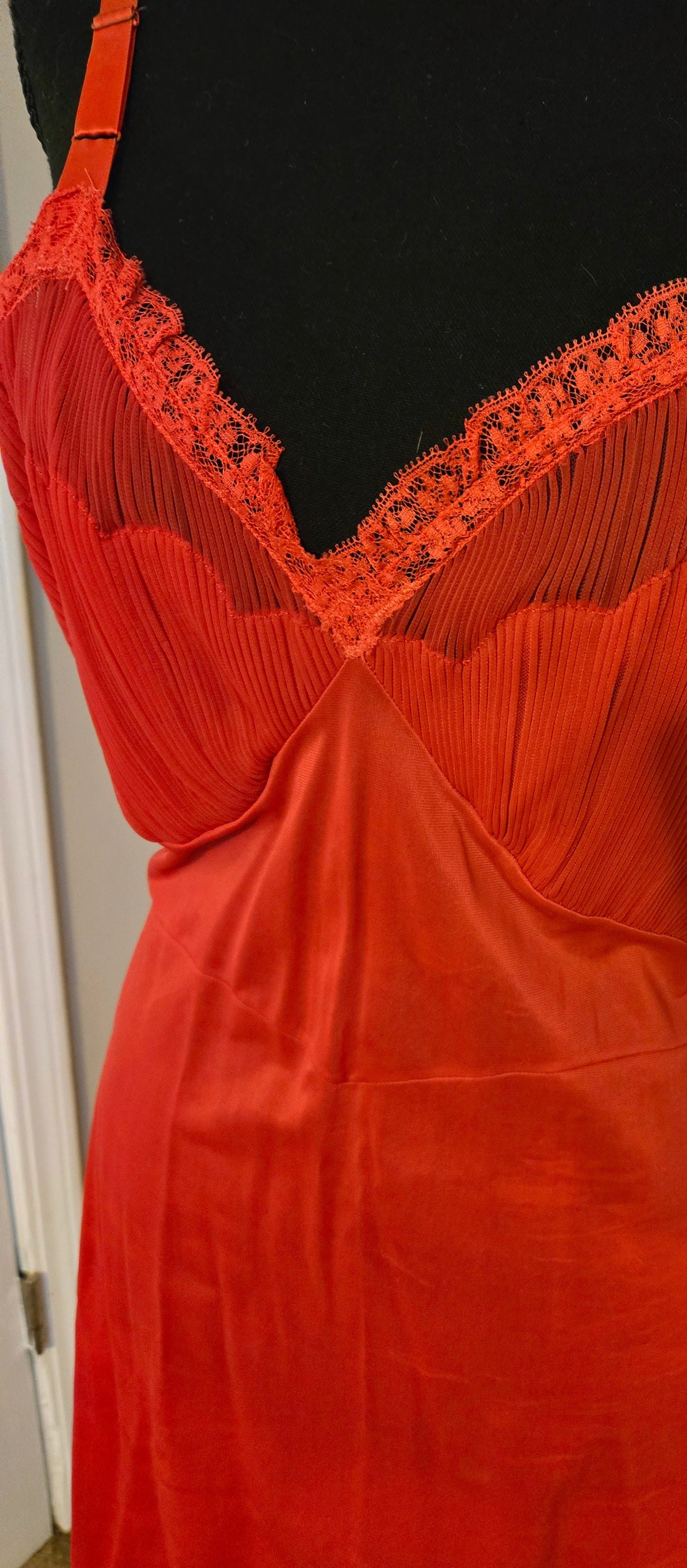Shadowing Tricot Red Slip
