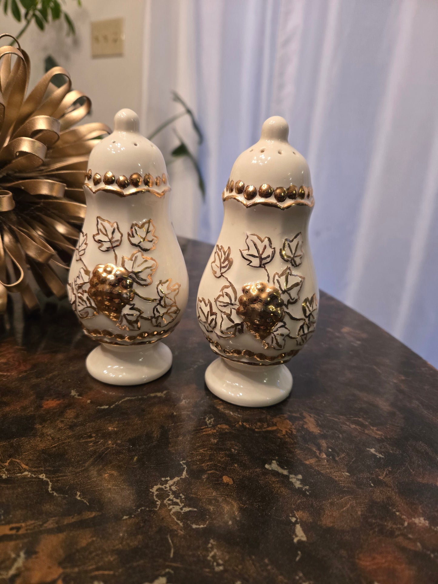 Grapevines Porcelain/22kt Gold SALT & Pepper Shakers