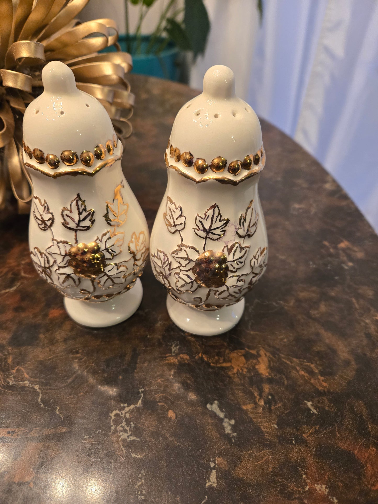 Grapevines Porcelain/22kt Gold SALT & Pepper Shakers