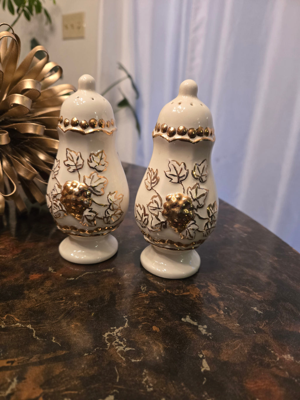Grapevines Porcelain/22kt Gold SALT & Pepper Shakers